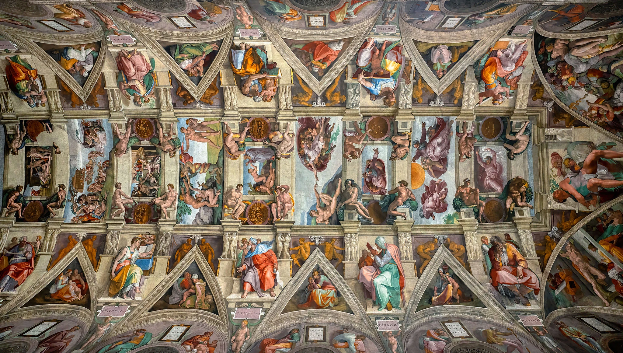 photo en entier du plafond de la chapelle sixtine et de toutes ses fresques