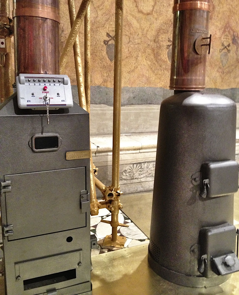 les 2 poeles de la chapelle sixtine utilisés pour produire fumée blanche ou fumée noire
